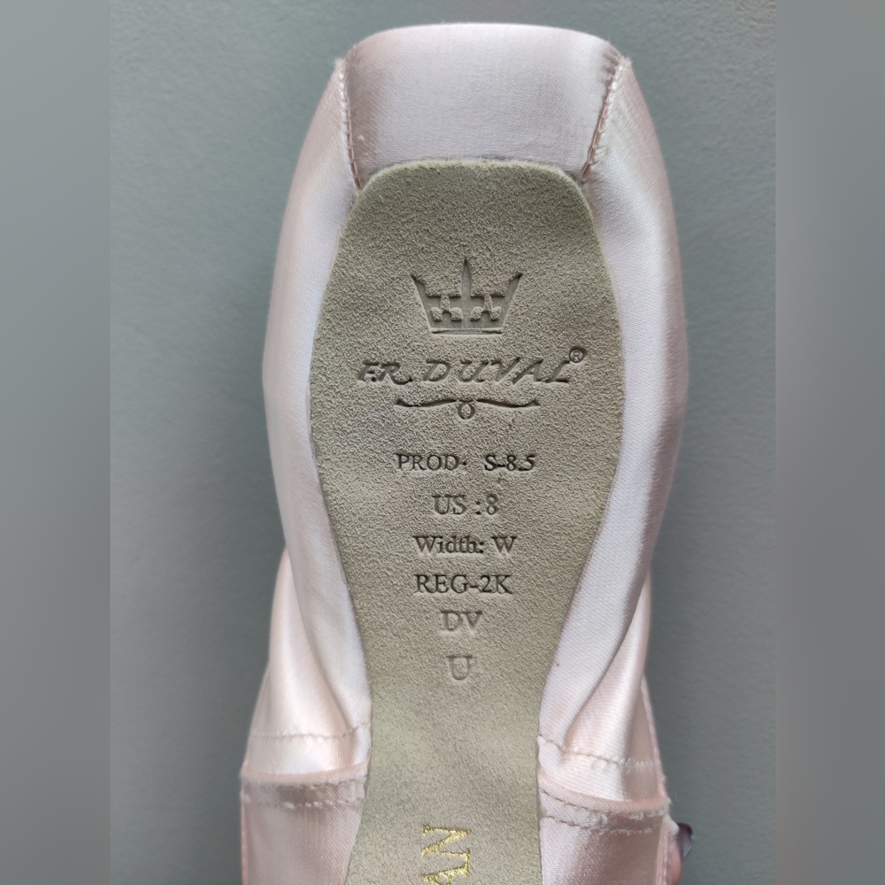 FR Duval American pointe shoes size 8.5